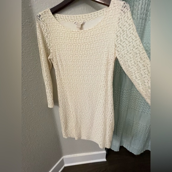 Banana Republic lined, lace dress in cream. - Picture 3 of 10